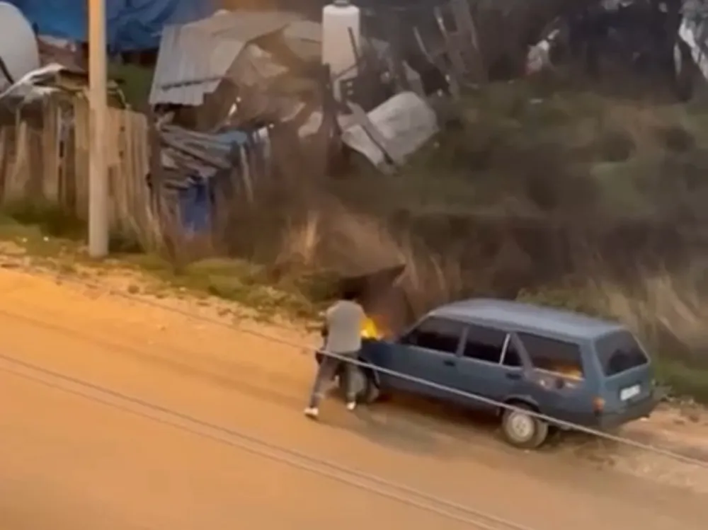 Bolu’da Sürücü Aracını Kovayla Söndürdü