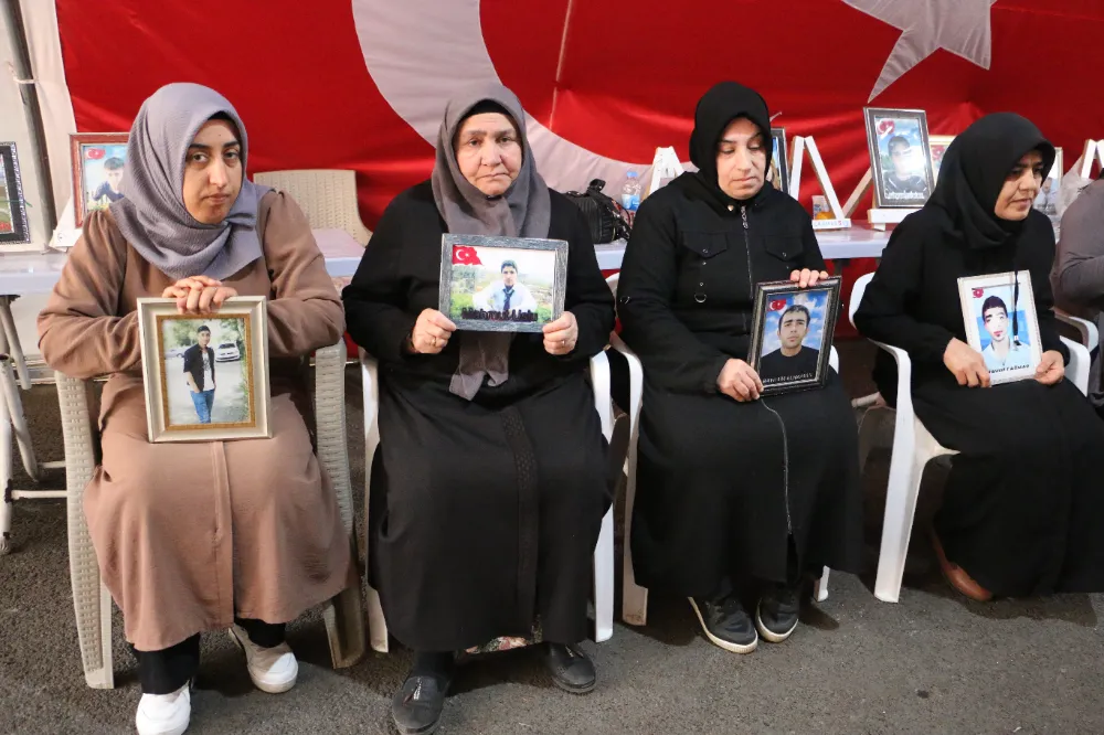 Diyarbakır Anneleri Evlatlarından Gelecek Haberleri Bekliyor