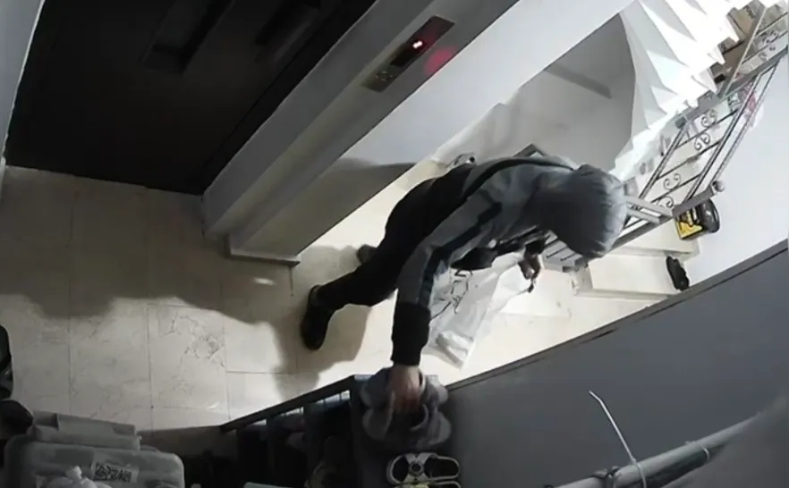 Sultangazi’de Kapüşonlu Hırsızlar Ayakkabı Çaldı