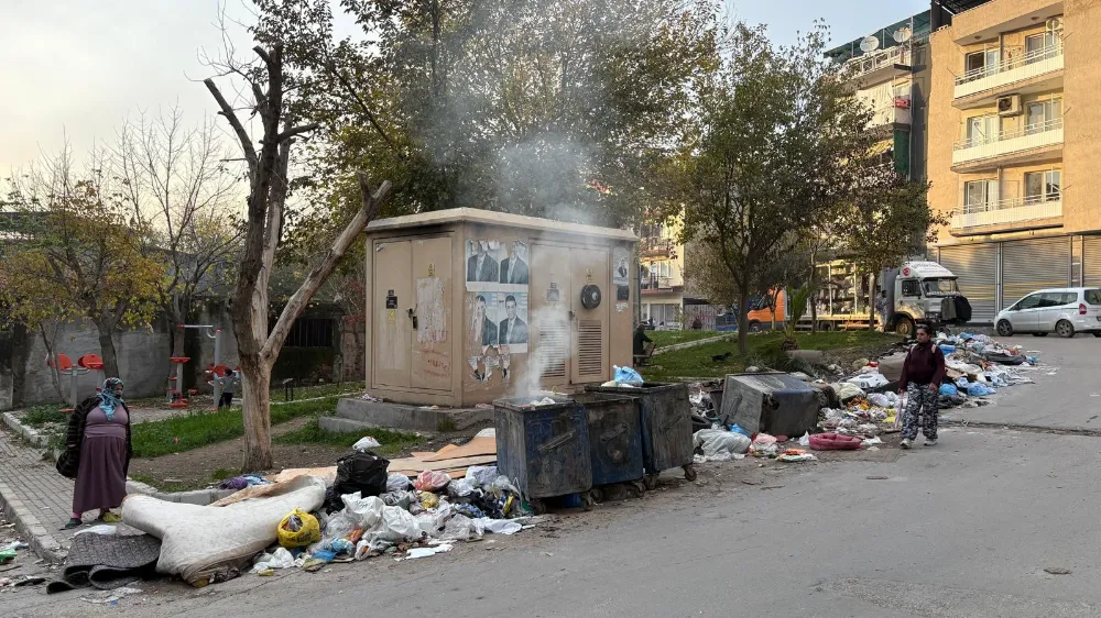 Buca’da Çöp Krizi Büyüyor: Parkların Yanı Başında Çöp Dağları