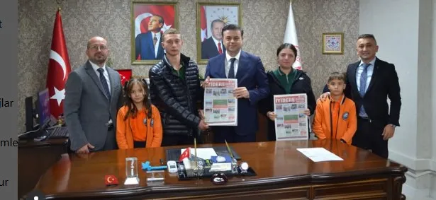 İyidere Öğrencilerinden “Eğitim Gazetesi” Sürprizi: İl Müdürü Akmeşe’ye Takdim Ettiler