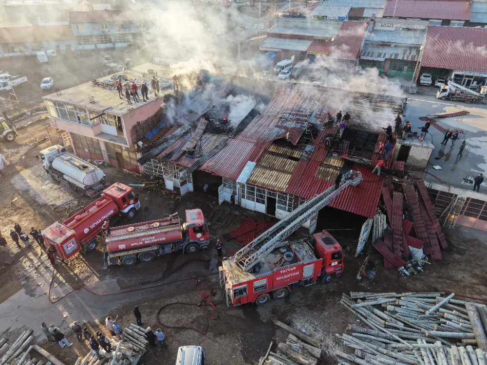 Tatvan’da Kereste Dükkanında Yangın Korkuttu