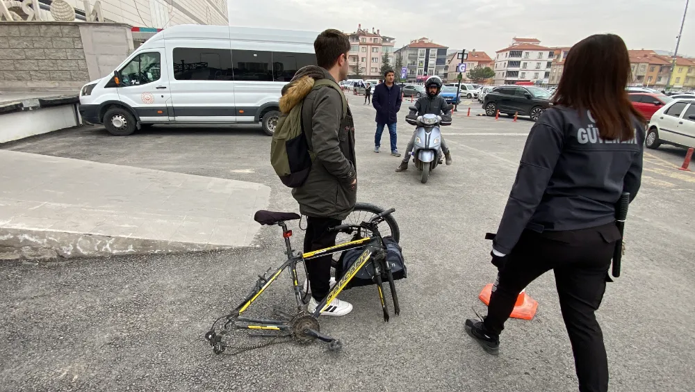Bisiklet Hırsızları Kilidi Kıramayınca Tekerini Çaldı