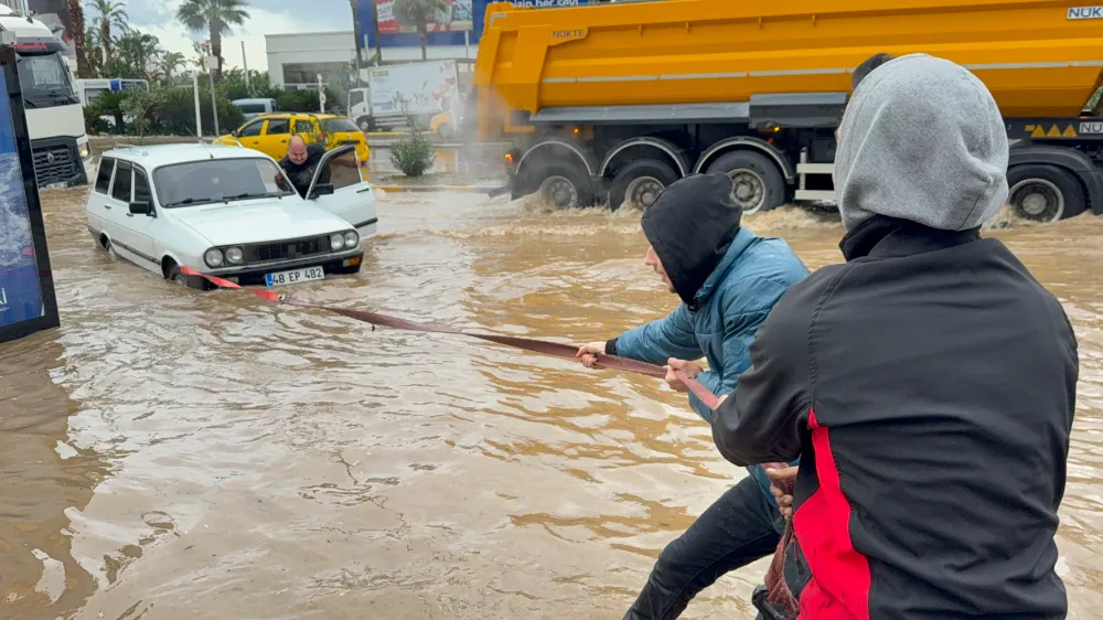 Bodrum’da Sağanak Hayatı Felç Etti: Sokaklar Göle Döndü, Araçlar Sulara Gömüldü