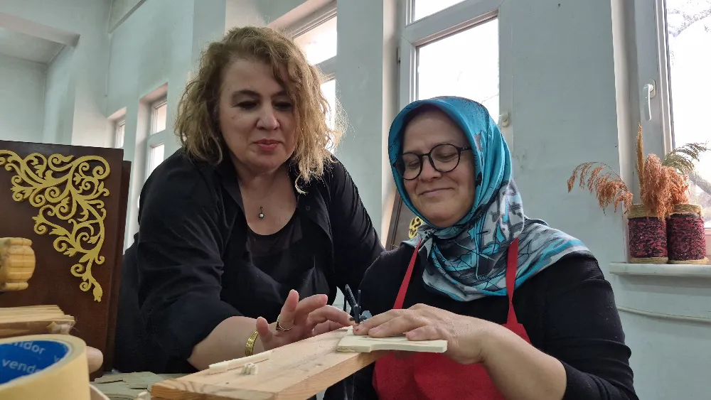 Düzce’de Kadınlar Ahşap Kursuyla Meslek Sahibi Oluyor: “Artık Eşimden Harçlık Almıyorum”