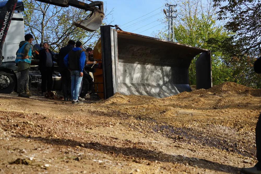 “Kocaeli’de Mıcır Yüklü Kamyonun Damperi Devrildi, Sürücü Bayıldı”