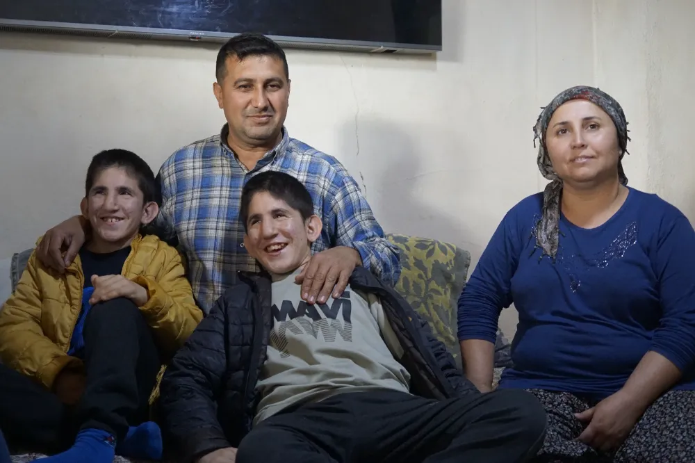 13 Yaşındaki İkizler Kromozom 4q Delesyon Sendromu ile Mücadele Ediyor