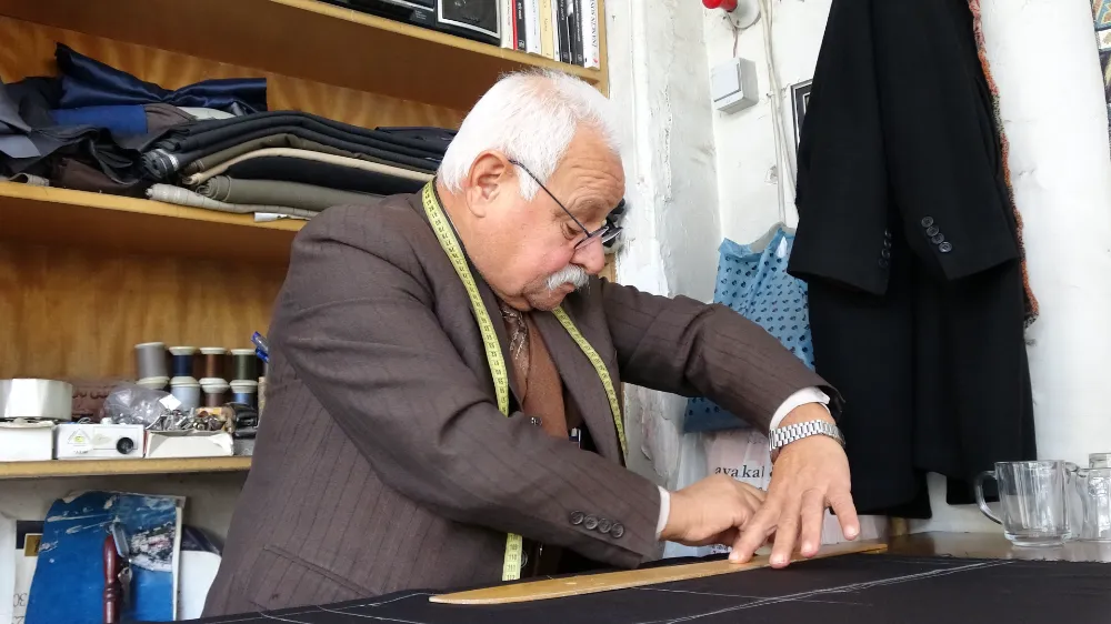 Gaziantep’te 55 Yıldır Terzilik Yapan Nezir Usta, Kitapla Dinleniyor
