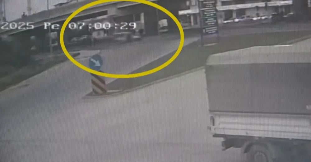 Manavgat’ta Yaya Geçişine Çıkan Kişiye Araç Çarptı: O Anlar Kamerada