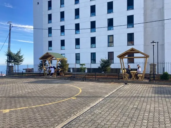 YOMRA BELEDİYESİ’NDEN İLÇE GENELİNDE YOĞUN PARK VE BAHÇE ÇALIŞMALARI