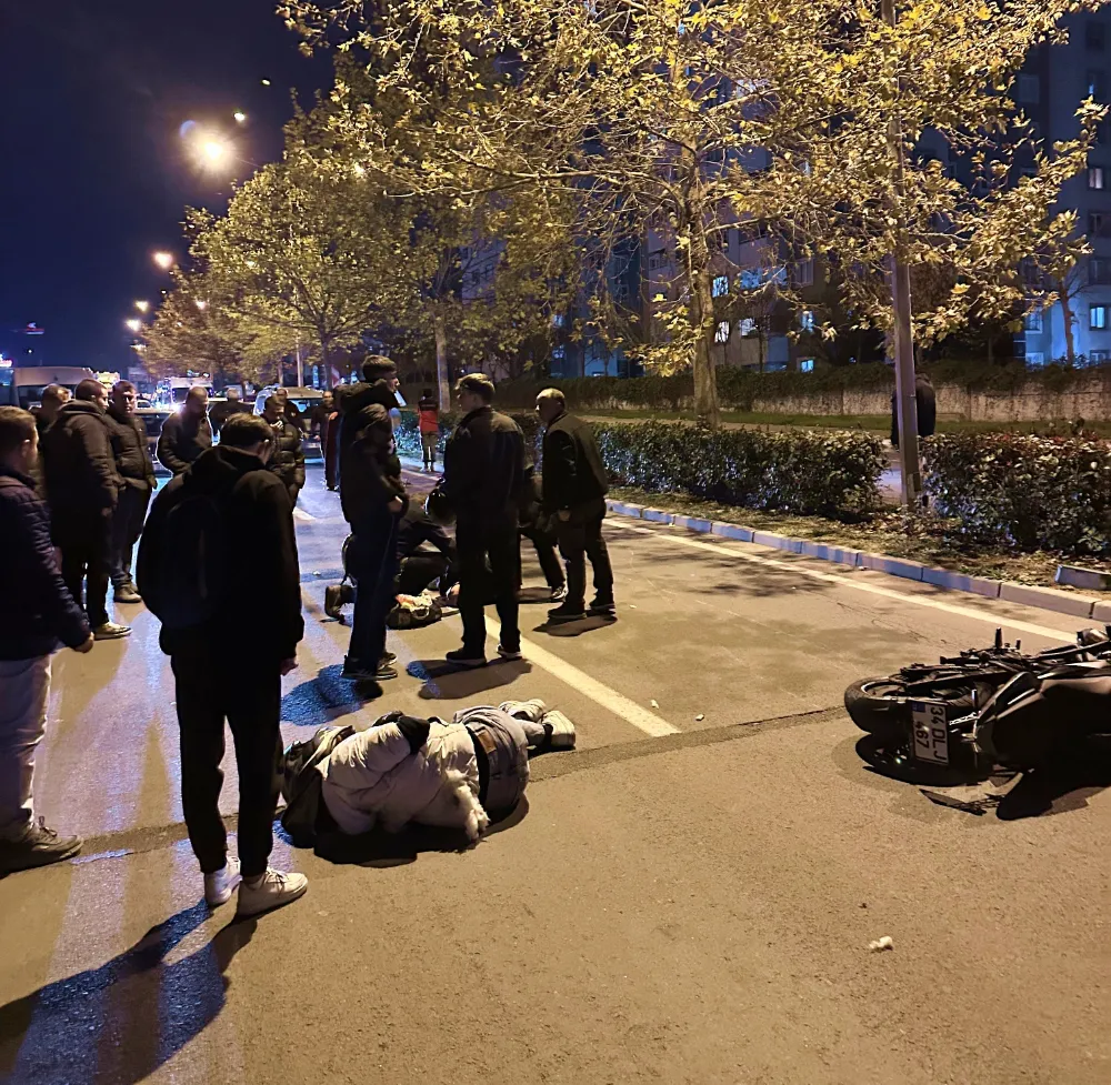 Otomobille Çarpışan Motosiklet Devrildi: 2 Genç Yaralandı