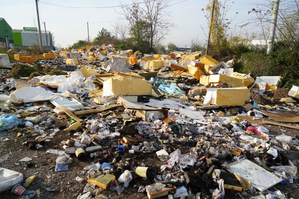 İzmit’te Yol Kenarı Atık Yığınları Tepki Çekiyor: Mahalleli Çözüm Bekliyor