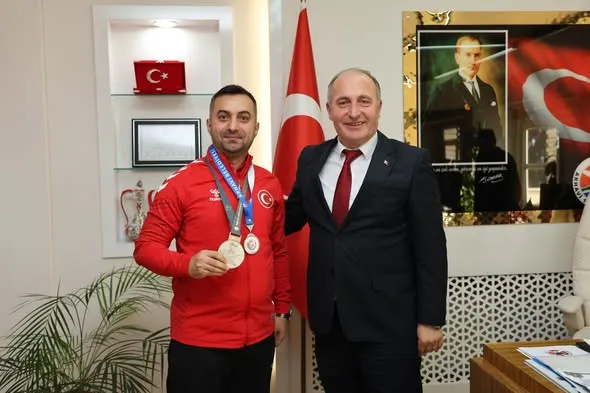 ARHAVİLİ MİLLİ SPORCU FATİH ÇİÇEK’TEN GURURLANDIRAN GÜMÜŞ MADALYA