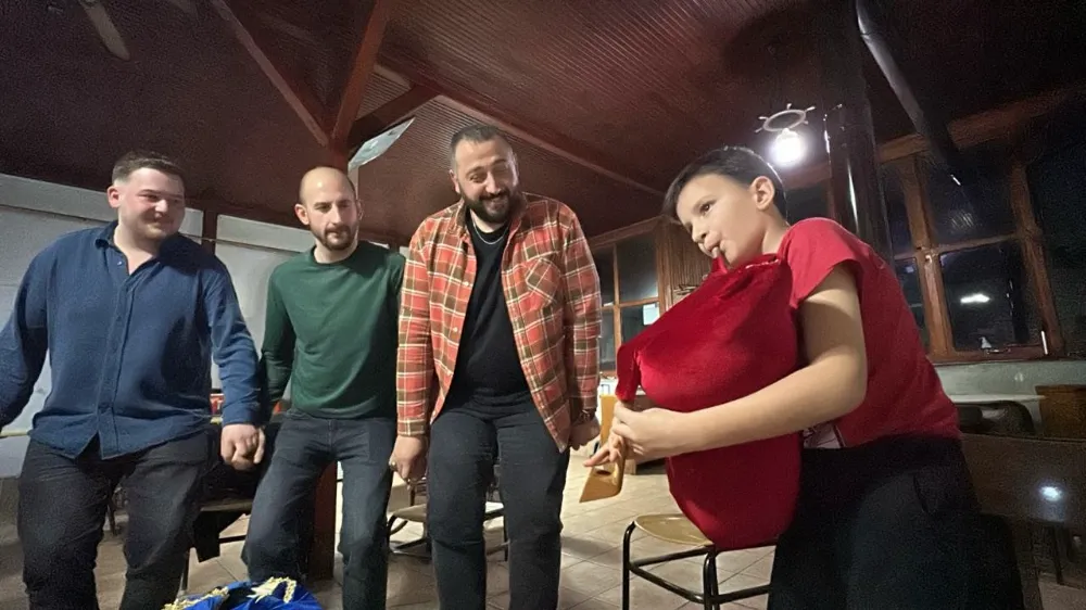 8 Yaşındaki Ahmet Semih Tulumuyla Göz Kamaştırıyor