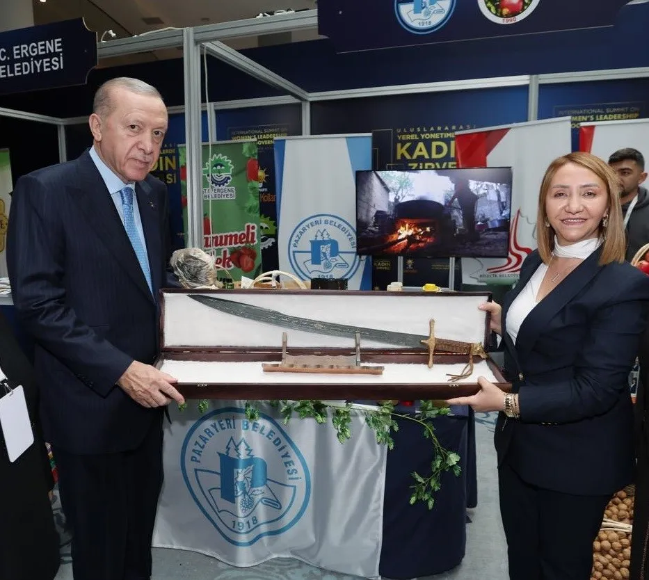 Pazaryeri Belediye Başkanı Tekin’den Cumhurbaşkanı Erdoğan’a Kılıç Hediye