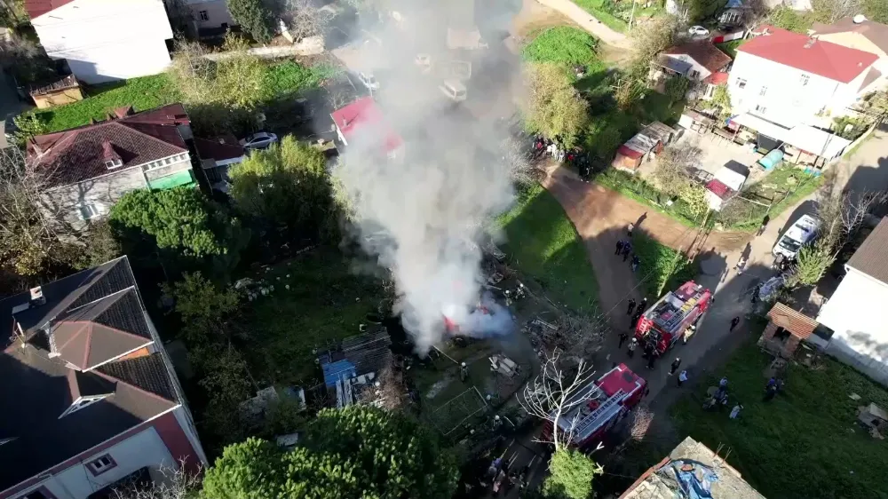 Tuzla’da Gecekonduda Yangın: Alevler Gökyüzünü Kapladı