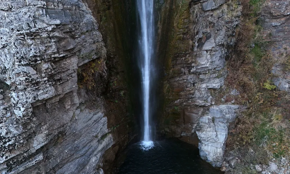 Mutki’nin 60 metrelik Gümüşkanat Şelalesi doğaseverleri büyülüyor