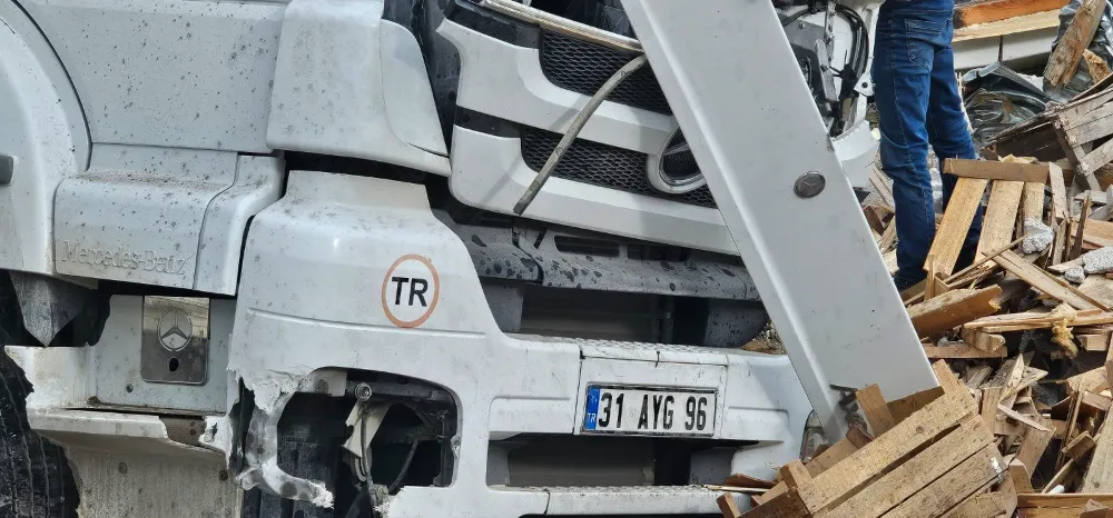 Adilcevaz’da Tavuk Yüklü Tır Devrildi: Sürücü Yaralandı, Etler Yola Saçıldı