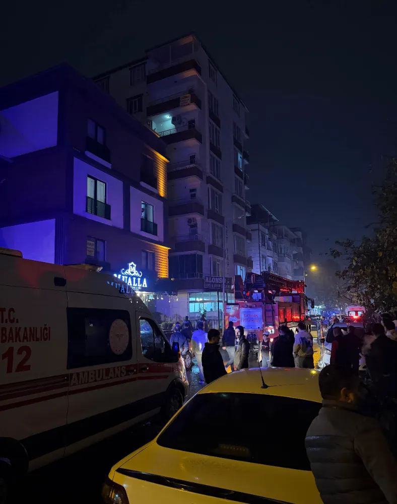 Batman’da balkonda kriz anı: Eşyalarını sokağa fırlatan kişi ikna edilerek indirildi