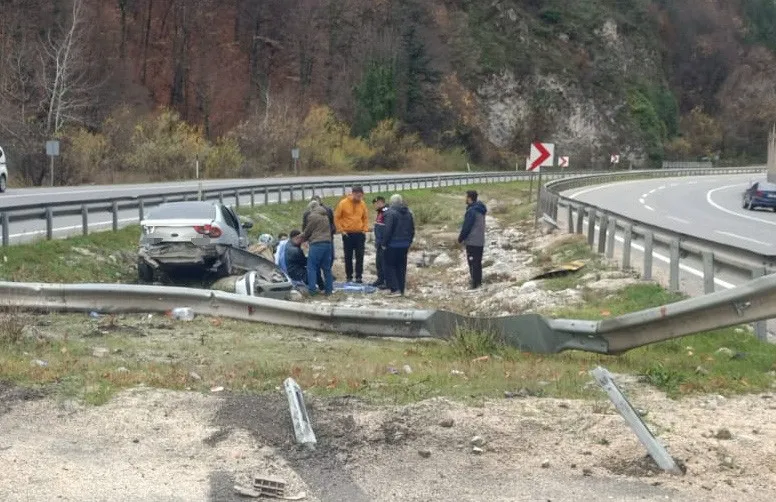 Bursa-Ankara yolunda kaza: Otomobil bariyerlere çarpıp refüje girdi, 2 yaralı