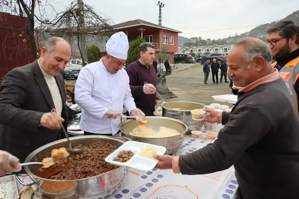 Arhavi Belediyesi Personeli Dayanışma Yemeğinde Bir Araya Geldi