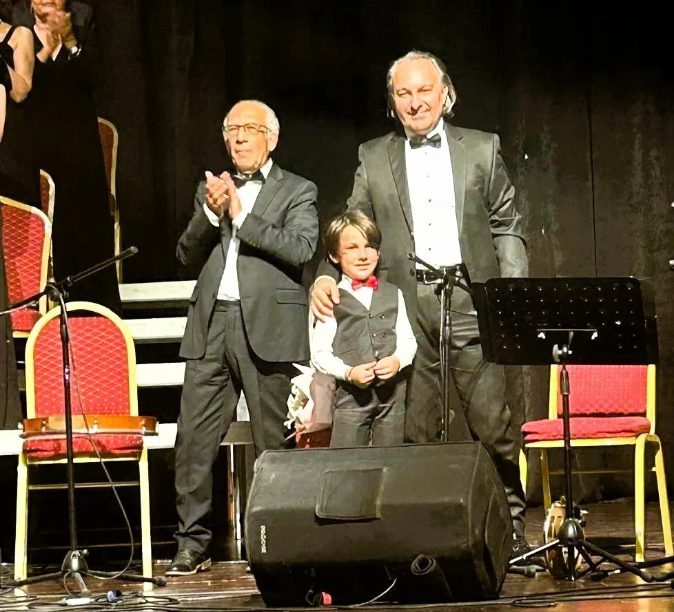 5 Yaşındaki Bora’dan 10’uncu Konser: Küçük Virtüöz Sahneyi Büyüledi