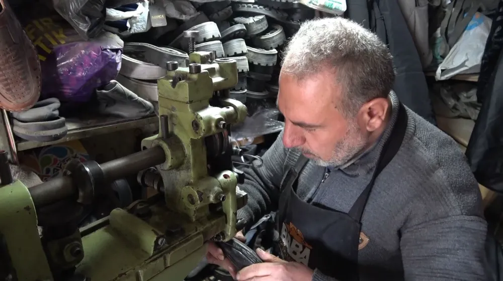 Gaziantep’te 5 Metrekarelik Dükkanda 30 Yıldır Ayakkabı Tamiri