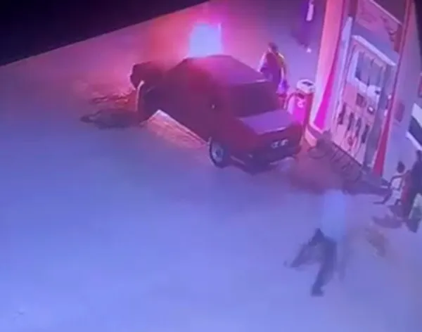 Ahlat’ta Akaryakıt İstasyonunda Araç Alev Aldı: Çalışanın Hızlı Müdahalesi Facianın Önüne Geçti