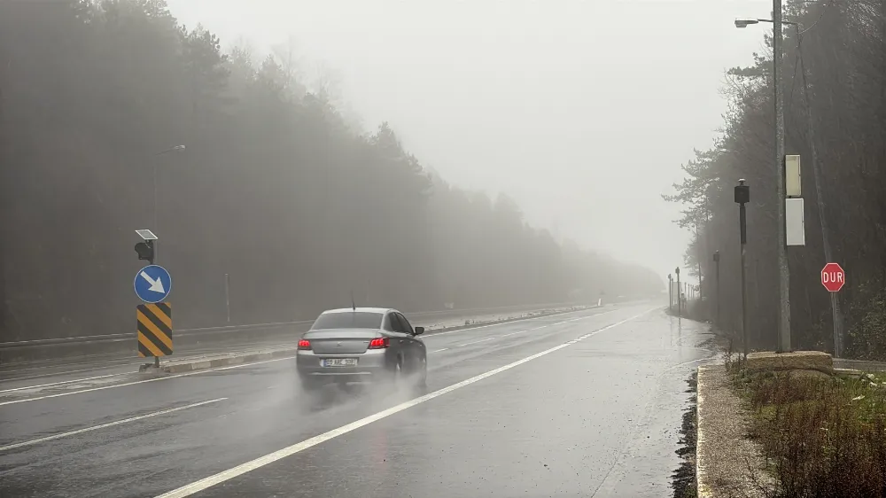 Bolu Dağı’nda Yoğun Sis ve Sağanak Trafiği Olumsuz Etkiliyor