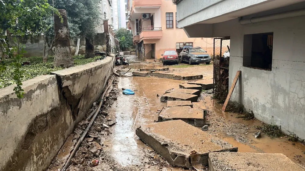 15 Dakikalık Sağanak Alanya’yı Felç Etti: Araçlar Mahsur, Dükkanlar Su Altında