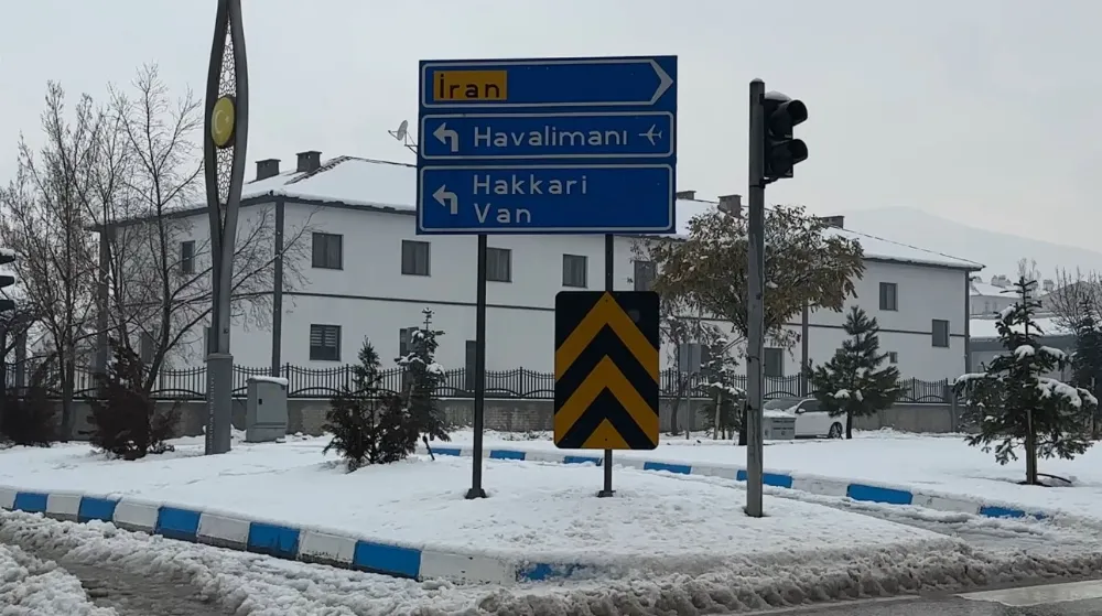 Yüksekova’da Yoğun Kar Ulaşımı Durma Noktasına Getirdi