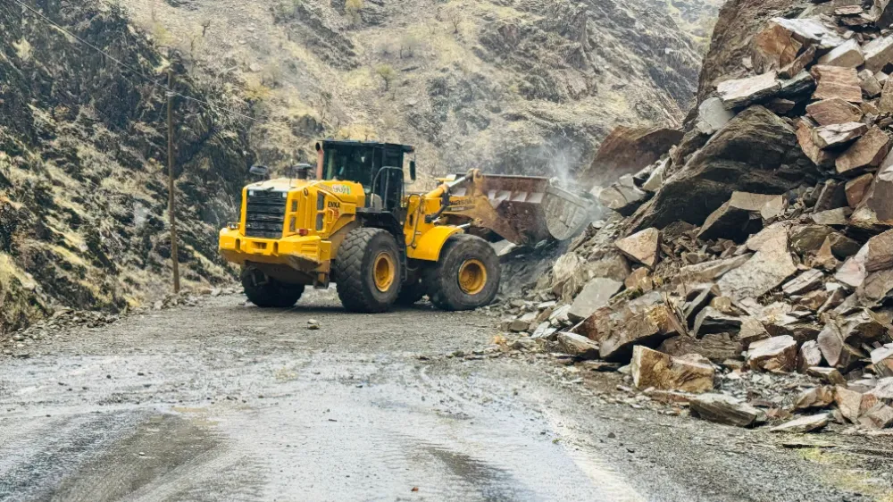 Şırnak’ta Şiddetli Yağış Kaya Kopmalarına Yol Açtı: Yol Trafiğe Kapandı