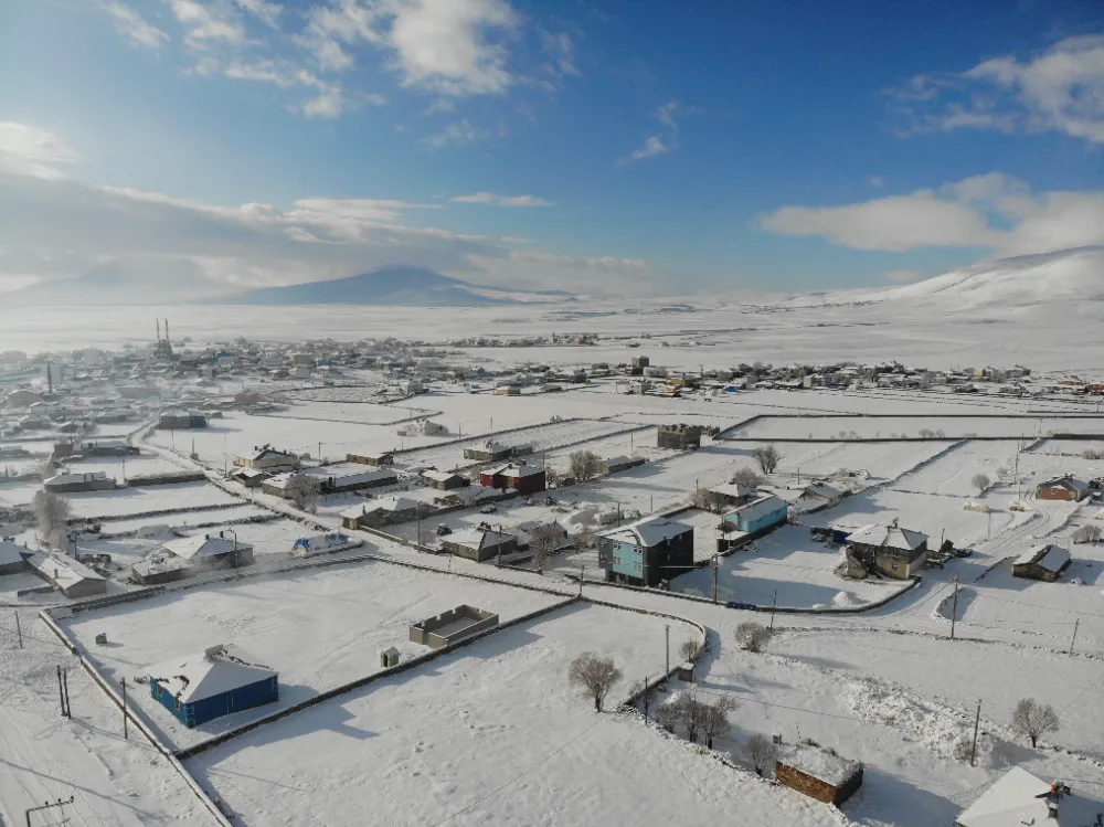 Kars beyaza büründü: Buzlanan yolda mahsur kalan tır 1 saat sonra kurtarıldı
