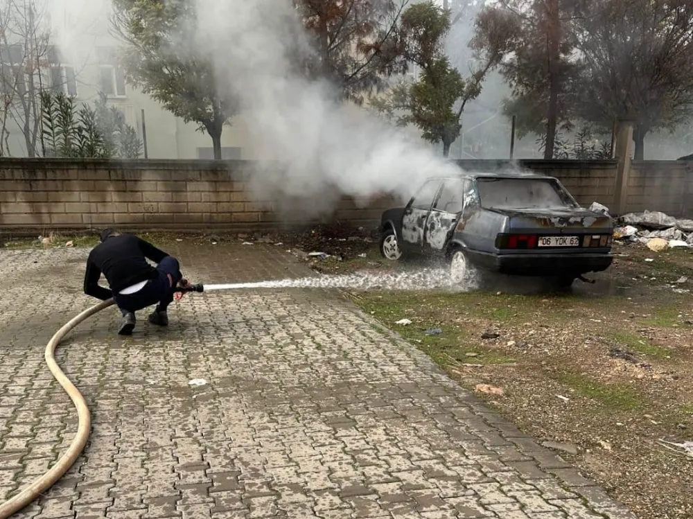 Kurtalan’da Park Halindeki Araç Alev Aldı