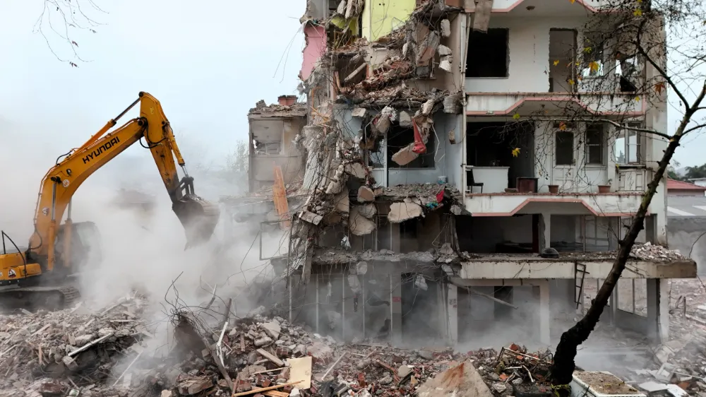 Sındırgı’da Deprem Yıkımları Yeniden Başladı