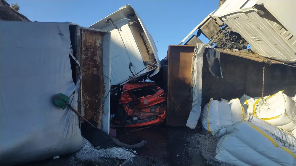 Ardahan-Posof Yolunda Zincirleme Kaza: 1 Yaralı