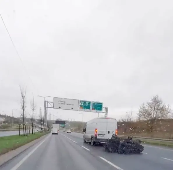 Sultangazi’de tehlikeli taşıma: Panelvanın arkasına bağlanan kasalar trafikte korku saçtı
