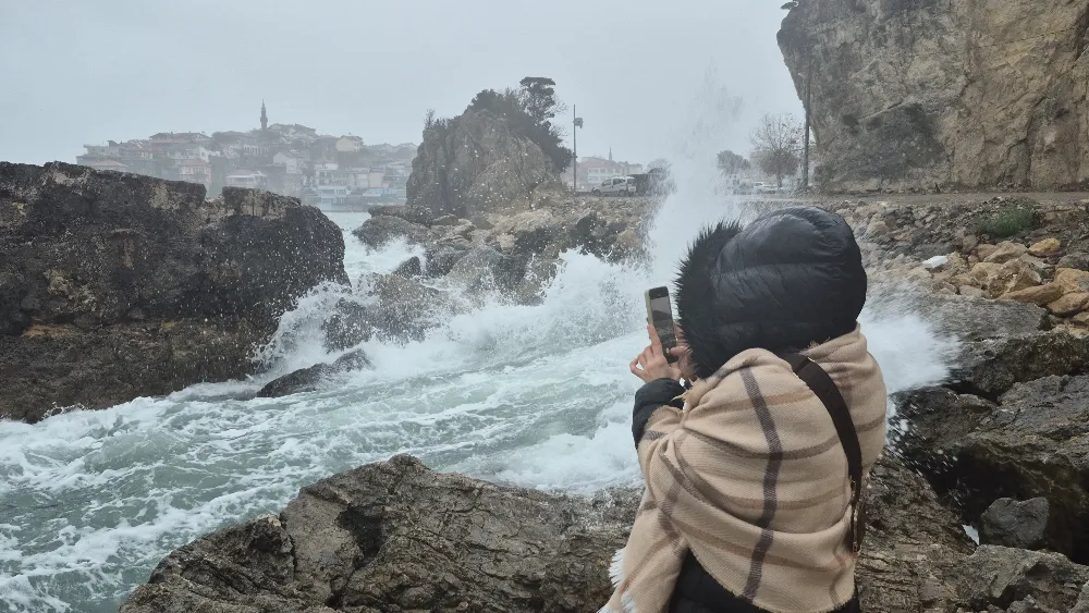 Amasra’da Dev Dalga Şov: Dalgalar 3 Metreyi Aştı