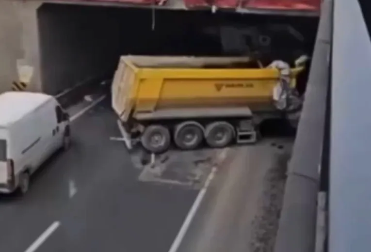 Gaziantep’te Hafriyat Kamyonu Kontrolden Çıktı: Araçlar ve Alt Geçide Çarptı