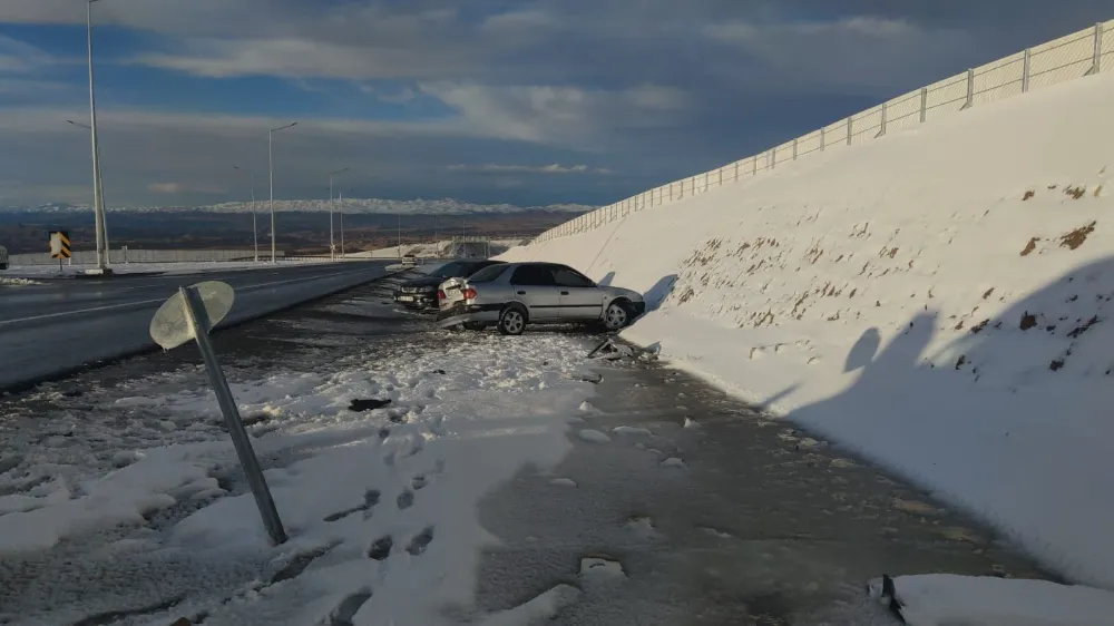 Van-Hakkari Yolunda Zincirleme Kaza: 5 Yaralı