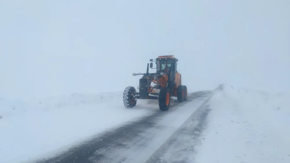 Van’da Yoğun Kar Ulaşımı Aksattı: 28 Yerleşim Yeri Kapalı