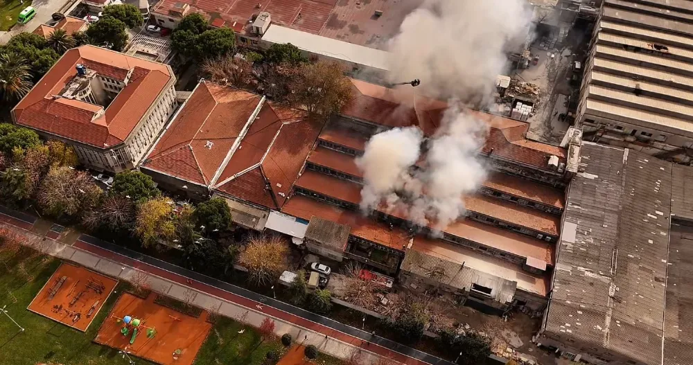 Bakırköy’de Fabrika Deposu Alev Alev Yandı: Dumanlar Kentten Görüldü