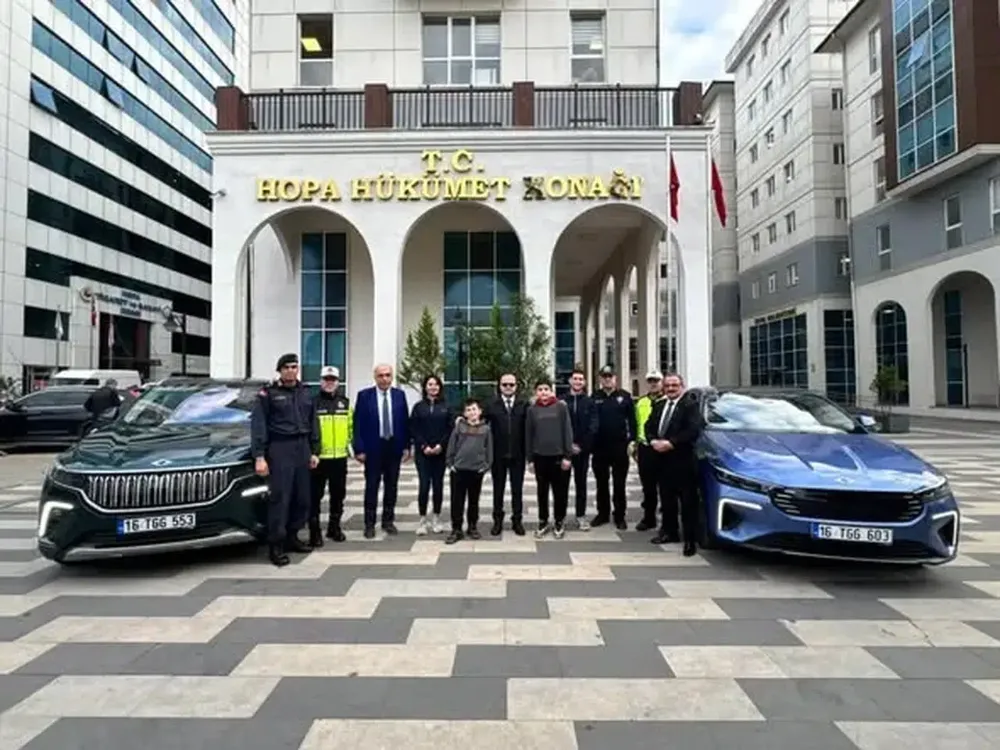 Hopa Kaymakamı, Öğrencilerle Birlikte TOGG T10F’yi Test Etti