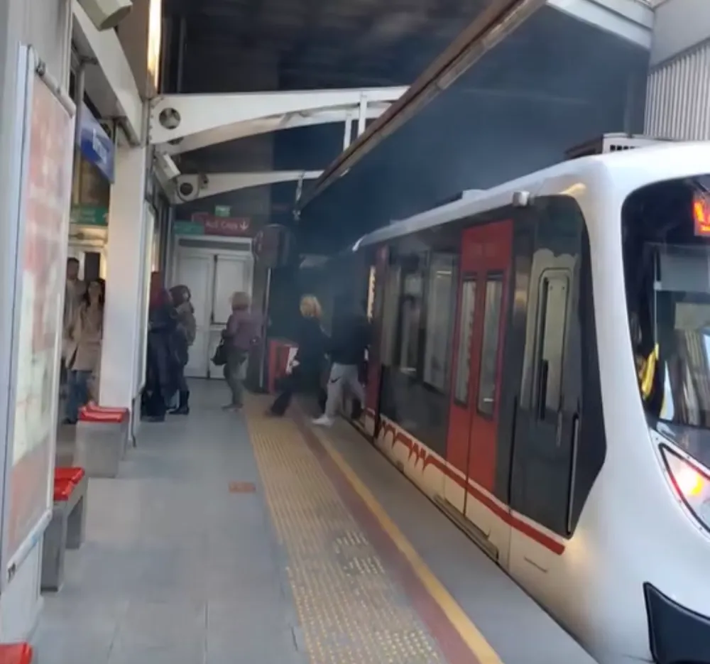 İzmir Bornova’da Metro Vagonu Raydan Çıktı, Seferler Geçici Olarak Durduruldu