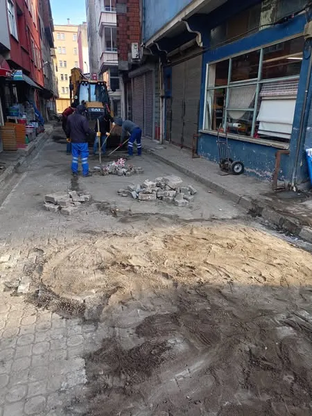 Beşikdüzü Belediyesi Mahallelerde Yol Bakım ve Onarım Çalışmalarına Devam Ediyor