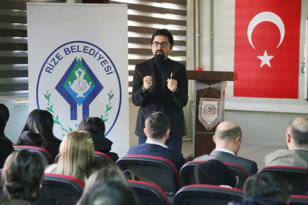 Rize’de Teknolojiye Bağımlı Yaşama Konferansı Düzenlendi