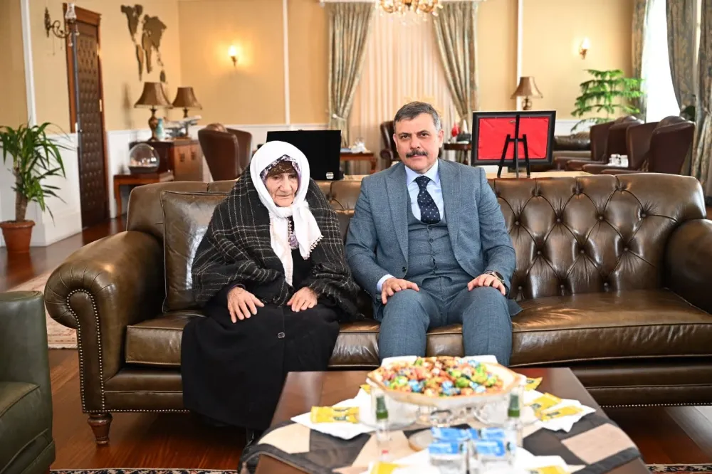 Erzurum Valisi Mustafa Çiftçi, Saygı Yürüyüşüne Katılan Hüsna Turhan Ninenin Ziyaretini Kabul Etti