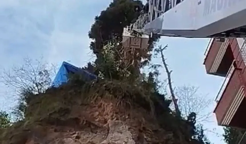 Rize’de tehlike saçan ağaca itfaiye müdahale etti