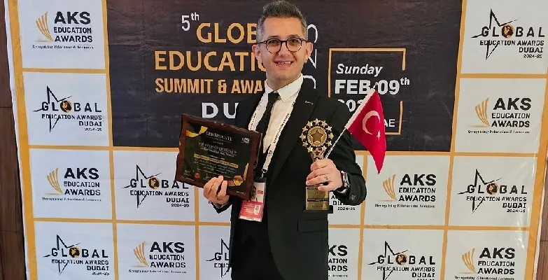 Rizeli Öğretmen Onur Ömer Düzgün’e Eğitim Nobel’i!