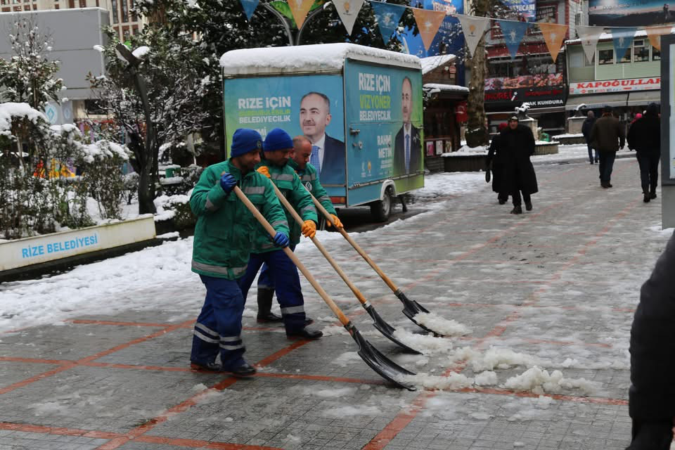 Rize Belediyesi’nden Kar Mücadelesi: Ekipler Sahada, Yolları Açık Tutuyor  